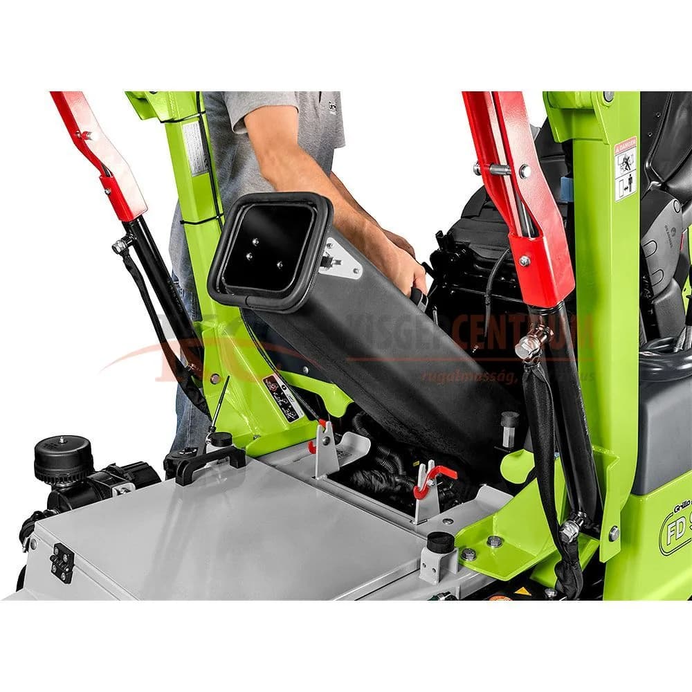 GRILLO magas ürítésű frontkaszás fűnyíró traktor FD 900 4WD ( Vágóasztallal ) — 3. fotó